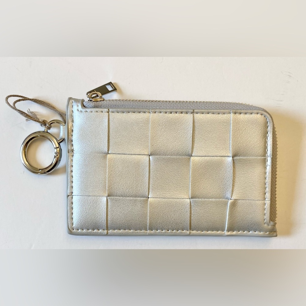 View’s choice! Elevate your look 😍Assorted bag charms or card holders - Picture 5 of 7